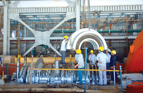 Kiểm tra ống phân ly than. Các kỹ sư EVN điều hành phòng điều khiển trung tâm. Công nhân lắp ráp tuabin tổ máy số 2. Thi công ống phân ly than. Kiểm tra vận hành khu trục bốc dỡ than. Mái che khu tập kết than. Lắp ráp máy nghiền than. Nhà máy Nhiệt điện Vĩnh Tân 2 với hệ thống máy móc hiện đại. Công nhân vào ca buổi sớm.