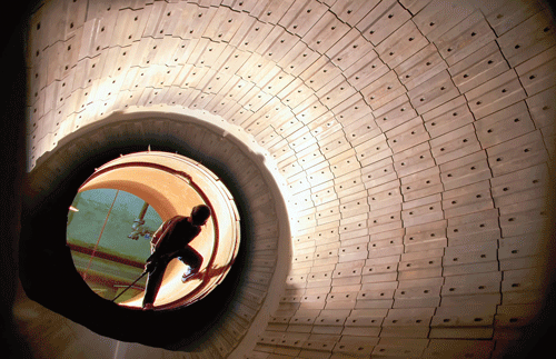 Kiểm tra ống phân ly than. Các kỹ sư EVN điều hành phòng điều khiển trung tâm. Công nhân lắp ráp tuabin tổ máy số 2. Thi công ống phân ly than. Kiểm tra vận hành khu trục bốc dỡ than. Mái che khu tập kết than. Lắp ráp máy nghiền than. Nhà máy Nhiệt điện Vĩnh Tân 2 với hệ thống máy móc hiện đại. Công nhân vào ca buổi sớm.