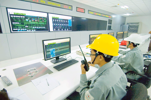 Kiểm tra ống phân ly than. Các kỹ sư EVN điều hành phòng điều khiển trung tâm. Công nhân lắp ráp tuabin tổ máy số 2. Thi công ống phân ly than. Kiểm tra vận hành khu trục bốc dỡ than. Mái che khu tập kết than. Lắp ráp máy nghiền than. Nhà máy Nhiệt điện Vĩnh Tân 2 với hệ thống máy móc hiện đại. Công nhân vào ca buổi sớm.