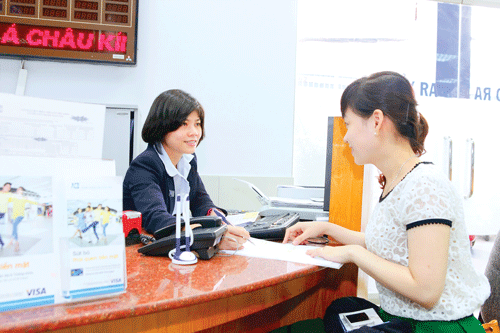 Khách hàng giao dịch tại ACB. Ảnh: LONG THANH Khách hàng giao dịch tại ACB. Ảnh: LONG THANH