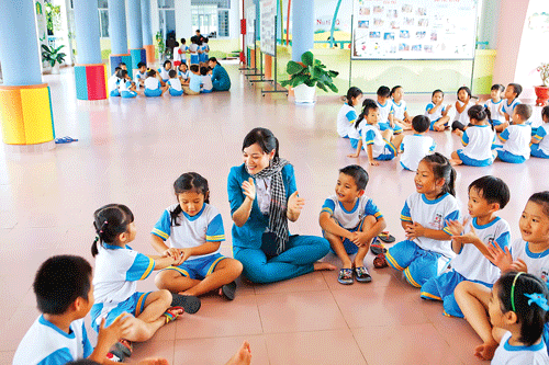 Giờ sinh hoạt của các bé tại sảnh trong trường. Các bé tập làm bác sĩ khám chữa bệnh. Bé tập làm bếp. Giờ học vẽ. Giờ học bơi. Giờ ăn của bé. Các bé đọc truyện tranh sau giờ ngủ trưa. Hội trường sân khấu. Sân trường. Giờ sinh hoạt của các bé tại sảnh trong trường. Các bé tập làm bác sĩ khám chữa bệnh. Bé tập làm bếp. Giờ học vẽ. Giờ học bơi. Giờ ăn của bé. Các bé đọc truyện tranh sau giờ ngủ trưa. Hội trường sân khấu. Sân trường.