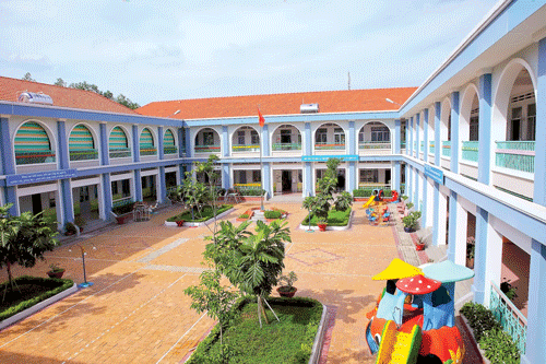 Giờ sinh hoạt của các bé tại sảnh trong trường. Các bé tập làm bác sĩ khám chữa bệnh. Bé tập làm bếp. Giờ học vẽ. Giờ học bơi. Giờ ăn của bé. Các bé đọc truyện tranh sau giờ ngủ trưa. Hội trường sân khấu. Sân trường. Giờ sinh hoạt của các bé tại sảnh trong trường. Các bé tập làm bác sĩ khám chữa bệnh. Bé tập làm bếp. Giờ học vẽ. Giờ học bơi. Giờ ăn của bé. Các bé đọc truyện tranh sau giờ ngủ trưa. Hội trường sân khấu. Sân trường.