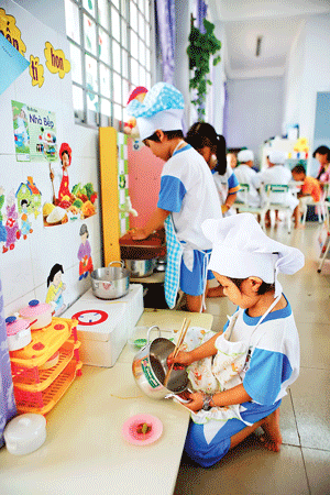 Giờ sinh hoạt của các bé tại sảnh trong trường. Các bé tập làm bác sĩ khám chữa bệnh. Bé tập làm bếp. Giờ học vẽ. Giờ học bơi. Giờ ăn của bé. Các bé đọc truyện tranh sau giờ ngủ trưa. Hội trường sân khấu. Sân trường. Giờ sinh hoạt của các bé tại sảnh trong trường. Các bé tập làm bác sĩ khám chữa bệnh. Bé tập làm bếp. Giờ học vẽ. Giờ học bơi. Giờ ăn của bé. Các bé đọc truyện tranh sau giờ ngủ trưa. Hội trường sân khấu. Sân trường.