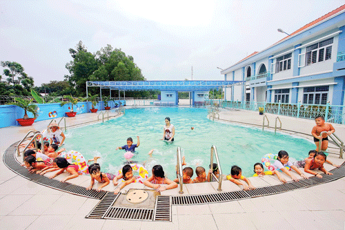 Giờ sinh hoạt của các bé tại sảnh trong trường. Các bé tập làm bác sĩ khám chữa bệnh. Bé tập làm bếp. Giờ học vẽ. Giờ học bơi. Giờ ăn của bé. Các bé đọc truyện tranh sau giờ ngủ trưa. Hội trường sân khấu. Sân trường. Giờ sinh hoạt của các bé tại sảnh trong trường. Các bé tập làm bác sĩ khám chữa bệnh. Bé tập làm bếp. Giờ học vẽ. Giờ học bơi. Giờ ăn của bé. Các bé đọc truyện tranh sau giờ ngủ trưa. Hội trường sân khấu. Sân trường.