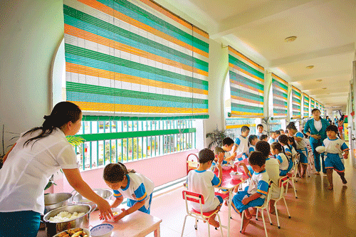 Giờ sinh hoạt của các bé tại sảnh trong trường. Các bé tập làm bác sĩ khám chữa bệnh. Bé tập làm bếp. Giờ học vẽ. Giờ học bơi. Giờ ăn của bé. Các bé đọc truyện tranh sau giờ ngủ trưa. Hội trường sân khấu. Sân trường. Giờ sinh hoạt của các bé tại sảnh trong trường. Các bé tập làm bác sĩ khám chữa bệnh. Bé tập làm bếp. Giờ học vẽ. Giờ học bơi. Giờ ăn của bé. Các bé đọc truyện tranh sau giờ ngủ trưa. Hội trường sân khấu. Sân trường.