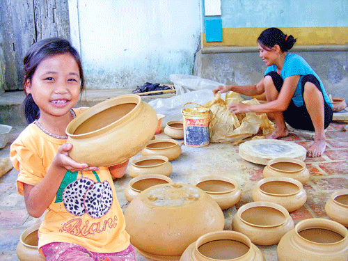 Đưa nồi đất bằng xe thồ đi đến các huyện, thị trong và ngoài tỉnh để bán. Làng nghề nồi đất Trù Sơn quê em. Lâu lâu mới có người mua nồi đất. Phút nghỉ ngơi hiếm hoi bên đường. Đường vào làng nồi đất Trù Sơn. Đưa nồi đất bằng xe thồ đi đến các huyện, thị trong và ngoài tỉnh để bán. Làng nghề nồi đất Trù Sơn quê em. Lâu lâu mới có người mua nồi đất. Phút nghỉ ngơi hiếm hoi bên đường. Đường vào làng nồi đất Trù Sơn.