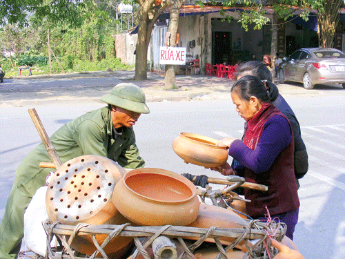 Đưa nồi đất bằng xe thồ đi đến các huyện, thị trong và ngoài tỉnh để bán. Làng nghề nồi đất Trù Sơn quê em. Lâu lâu mới có người mua nồi đất. Phút nghỉ ngơi hiếm hoi bên đường. Đường vào làng nồi đất Trù Sơn. Đưa nồi đất bằng xe thồ đi đến các huyện, thị trong và ngoài tỉnh để bán. Làng nghề nồi đất Trù Sơn quê em. Lâu lâu mới có người mua nồi đất. Phút nghỉ ngơi hiếm hoi bên đường. Đường vào làng nồi đất Trù Sơn.