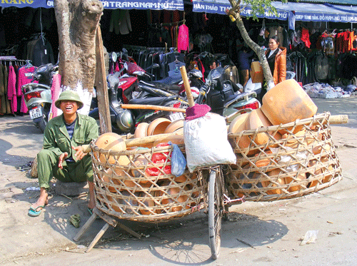 Đưa nồi đất bằng xe thồ đi đến các huyện, thị trong và ngoài tỉnh để bán. Làng nghề nồi đất Trù Sơn quê em. Lâu lâu mới có người mua nồi đất. Phút nghỉ ngơi hiếm hoi bên đường. Đường vào làng nồi đất Trù Sơn. Đưa nồi đất bằng xe thồ đi đến các huyện, thị trong và ngoài tỉnh để bán. Làng nghề nồi đất Trù Sơn quê em. Lâu lâu mới có người mua nồi đất. Phút nghỉ ngơi hiếm hoi bên đường. Đường vào làng nồi đất Trù Sơn.