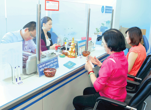 Khách hàng giao dịch tại Eximbank. Ảnh: LONG THANH Khách hàng giao dịch tại Eximbank. Ảnh: LONG THANH