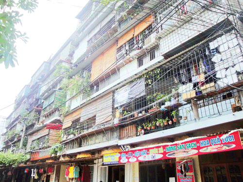 Những khu chung cư với hàng trăm hộ dân đã sinh sống cùng nhau 30-40 năm sẽ khó để di dời nếu chỉ với những phương pháp cứng nhắc, cơ học. Ảnh: H.Trâm