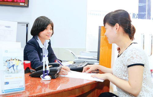 Khách hàng giao dịch tại ACB. Ảnh: LONG THANH Khách hàng giao dịch tại ACB. Ảnh: LONG THANH