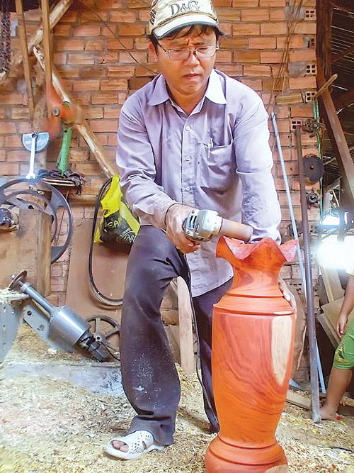 Anh Hai Thành đang miệt mài với công việc của mình. Anh Hai Thành đang miệt mài với công việc của mình.