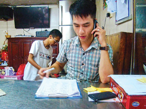 Phan Tiến Đức - Điều hành viên nhóm "Chuyên phục vụ" ghi lại lộ trình cho mỗi đơn hàng và yêu cầu của khách.