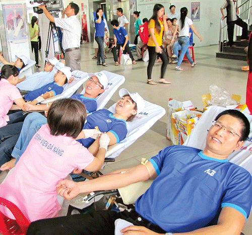 Nhân viên ACB tại Hà Nội cùng gia đình tham gia hành trình "Tôi yêu cuộc sống". Ông Phạm Văn Quân, Phó Giám đốc Trung tâm Hiến máu nhân đạo TPHCM, tặng thư cảm ơn cho bà Đặng Thu Thủy, Thành viên HĐQT ACB. Ban Giám đốc và nhân viên khu vực Nha Trang cùng tham gia hiến máu. Cán bộ nhân viên ACB tham gia hiến máu nhân đạo tại Đà Nẵng. 350 nhân viên ACB tại TPHCM sôi nổi tham gia hiến máu tình nguyện.