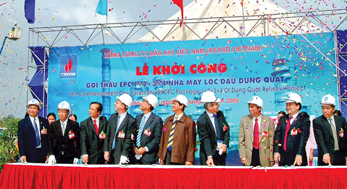 Ngày 25-11-2005, Nhà máy Lọc dầu Dung Quất được Thủ tướng Nguyễn Tấn Dũng nhấn nút khởi công xây dựng. Chủ tịch HĐTV hướng dẫn Chủ tịch nước Trương Tấn Sang thăm nhà máy. Bảo dưỡng lần 2 phân xưởng thu hồi lưu huỳnh. Toàn cảnh Nhà máy Lọc dầu Dung Quất. Tổng giám đốc Đinh Văn Ngọc (phải) trực tiếp xuống kiểm tra, chỉ đạo các hoạt động của nhà máy. Các kỹ sư Việt Nam vận hành quy trình sản xuất . Đúng 21 giờ 10 phút ngày 22-2-2009, dòng sản phẩm xăng dầu thương mại mang thương hiệu "Made in Vietnam" đã chính thức được đưa ra thị trường. Chuyên gia nước ngoài tại Nhà máy Lọc dầu Dung Quất. Ngày 25-11-2005, Nhà máy Lọc dầu Dung Quất được Thủ tướng Nguyễn Tấn Dũng nhấn nút khởi công xây dựng. Chủ tịch HĐTV hướng dẫn Chủ tịch nước Trương Tấn Sang thăm nhà máy. Bảo dưỡng lần 2 phân xưởng thu hồi lưu huỳnh. Toàn cảnh Nhà máy Lọc dầu Dung Quất. Tổng giám đốc Đinh Văn Ngọc (phải) trực tiếp xuống kiểm tra, chỉ đạo các hoạt động của nhà máy. Các kỹ sư Việt Nam vận hành quy trình sản xuất . Đúng 21 giờ 10 phút ngày 22-2-2009, dòng sản phẩm xăng dầu thương mại mang thương hiệu "Made in Vietnam" đã chính thức được đưa ra thị trường. Chuyên gia nước ngoài tại Nhà máy Lọc dầu Dung Quất.