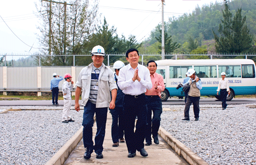 Ngày 25-11-2005, Nhà máy Lọc dầu Dung Quất được Thủ tướng Nguyễn Tấn Dũng nhấn nút khởi công xây dựng. Chủ tịch HĐTV hướng dẫn Chủ tịch nước Trương Tấn Sang thăm nhà máy. Bảo dưỡng lần 2 phân xưởng thu hồi lưu huỳnh. Toàn cảnh Nhà máy Lọc dầu Dung Quất. Tổng giám đốc Đinh Văn Ngọc (phải) trực tiếp xuống kiểm tra, chỉ đạo các hoạt động của nhà máy. Các kỹ sư Việt Nam vận hành quy trình sản xuất . Đúng 21 giờ 10 phút ngày 22-2-2009, dòng sản phẩm xăng dầu thương mại mang thương hiệu "Made in Vietnam" đã chính thức được đưa ra thị trường. Chuyên gia nước ngoài tại Nhà máy Lọc dầu Dung Quất. Ngày 25-11-2005, Nhà máy Lọc dầu Dung Quất được Thủ tướng Nguyễn Tấn Dũng nhấn nút khởi công xây dựng. Chủ tịch HĐTV hướng dẫn Chủ tịch nước Trương Tấn Sang thăm nhà máy. Bảo dưỡng lần 2 phân xưởng thu hồi lưu huỳnh. Toàn cảnh Nhà máy Lọc dầu Dung Quất. Tổng giám đốc Đinh Văn Ngọc (phải) trực tiếp xuống kiểm tra, chỉ đạo các hoạt động của nhà máy. Các kỹ sư Việt Nam vận hành quy trình sản xuất . Đúng 21 giờ 10 phút ngày 22-2-2009, dòng sản phẩm xăng dầu thương mại mang thương hiệu "Made in Vietnam" đã chính thức được đưa ra thị trường. Chuyên gia nước ngoài tại Nhà máy Lọc dầu Dung Quất.