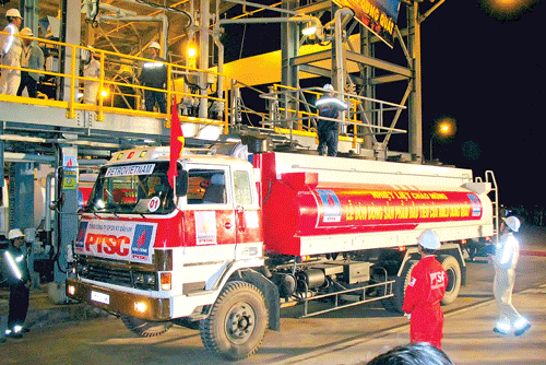 Ngày 25-11-2005, Nhà máy Lọc dầu Dung Quất được Thủ tướng Nguyễn Tấn Dũng nhấn nút khởi công xây dựng. Chủ tịch HĐTV hướng dẫn Chủ tịch nước Trương Tấn Sang thăm nhà máy. Bảo dưỡng lần 2 phân xưởng thu hồi lưu huỳnh. Toàn cảnh Nhà máy Lọc dầu Dung Quất. Tổng giám đốc Đinh Văn Ngọc (phải) trực tiếp xuống kiểm tra, chỉ đạo các hoạt động của nhà máy. Các kỹ sư Việt Nam vận hành quy trình sản xuất . Đúng 21 giờ 10 phút ngày 22-2-2009, dòng sản phẩm xăng dầu thương mại mang thương hiệu "Made in Vietnam" đã chính thức được đưa ra thị trường. Chuyên gia nước ngoài tại Nhà máy Lọc dầu Dung Quất. Ngày 25-11-2005, Nhà máy Lọc dầu Dung Quất được Thủ tướng Nguyễn Tấn Dũng nhấn nút khởi công xây dựng. Chủ tịch HĐTV hướng dẫn Chủ tịch nước Trương Tấn Sang thăm nhà máy. Bảo dưỡng lần 2 phân xưởng thu hồi lưu huỳnh. Toàn cảnh Nhà máy Lọc dầu Dung Quất. Tổng giám đốc Đinh Văn Ngọc (phải) trực tiếp xuống kiểm tra, chỉ đạo các hoạt động của nhà máy. Các kỹ sư Việt Nam vận hành quy trình sản xuất . Đúng 21 giờ 10 phút ngày 22-2-2009, dòng sản phẩm xăng dầu thương mại mang thương hiệu "Made in Vietnam" đã chính thức được đưa ra thị trường. Chuyên gia nước ngoài tại Nhà máy Lọc dầu Dung Quất.