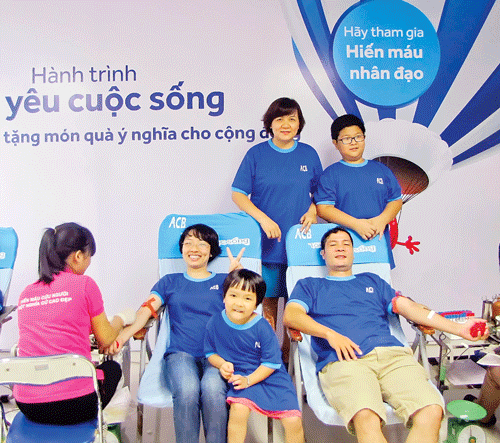 Nhân viên ACB tại Hà Nội cùng gia đình tham gia hành trình "Tôi yêu cuộc sống". Ông Phạm Văn Quân, Phó Giám đốc Trung tâm Hiến máu nhân đạo TPHCM, tặng thư cảm ơn cho bà Đặng Thu Thủy, Thành viên HĐQT ACB. Ban Giám đốc và nhân viên khu vực Nha Trang cùng tham gia hiến máu. Cán bộ nhân viên ACB tham gia hiến máu nhân đạo tại Đà Nẵng. 350 nhân viên ACB tại TPHCM sôi nổi tham gia hiến máu tình nguyện.