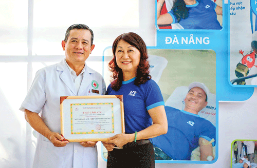 Nhân viên ACB tại Hà Nội cùng gia đình tham gia hành trình "Tôi yêu cuộc sống". Ông Phạm Văn Quân, Phó Giám đốc Trung tâm Hiến máu nhân đạo TPHCM, tặng thư cảm ơn cho bà Đặng Thu Thủy, Thành viên HĐQT ACB. Ban Giám đốc và nhân viên khu vực Nha Trang cùng tham gia hiến máu. Cán bộ nhân viên ACB tham gia hiến máu nhân đạo tại Đà Nẵng. 350 nhân viên ACB tại TPHCM sôi nổi tham gia hiến máu tình nguyện.