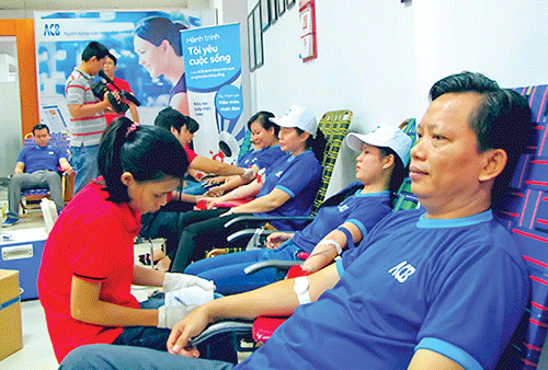Nhân viên ACB tại Hà Nội cùng gia đình tham gia hành trình "Tôi yêu cuộc sống". Ông Phạm Văn Quân, Phó Giám đốc Trung tâm Hiến máu nhân đạo TPHCM, tặng thư cảm ơn cho bà Đặng Thu Thủy, Thành viên HĐQT ACB. Ban Giám đốc và nhân viên khu vực Nha Trang cùng tham gia hiến máu. Cán bộ nhân viên ACB tham gia hiến máu nhân đạo tại Đà Nẵng. 350 nhân viên ACB tại TPHCM sôi nổi tham gia hiến máu tình nguyện.