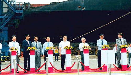 Lãnh đạo Chính phủ, Thành ủy và UBND TPHCM nhấn nút khánh thành luồng Soài Rạp giai đoạn 2. Các tàu trọng tải 30.000-50.000DWT dễ dàng ra vào các cảng TPHCM qua luồng Soài Rạp. Tàu container bốc dỡ hàng tại Cảng Lotus. Tàu hút bùn hiện đại Unilenspiegsl nạo vét luồng Soài Rạp. Lễ đón chào tàu container Northern Genius trên 54.000DWT lần đầu tiên vào Cảng SPCT qua luồng Soài Rạp. Nhiều nhà máy được xây dựng bên luồng Soài Rạp. Cảng Tân cảng Hiệp Phước đang được xây dựng bên luồng Soài Rạp. Tàu container trọng 43.000DWT cập Cảng SPCT. Thông luồng Soài Rạp tạo động lực cho TPHCM hình thành các trung tâm logistics.