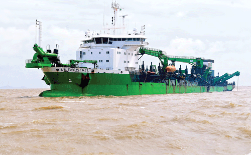 Lãnh đạo Chính phủ, Thành ủy và UBND TPHCM nhấn nút khánh thành luồng Soài Rạp giai đoạn 2. Các tàu trọng tải 30.000-50.000DWT dễ dàng ra vào các cảng TPHCM qua luồng Soài Rạp. Tàu container bốc dỡ hàng tại Cảng Lotus. Tàu hút bùn hiện đại Unilenspiegsl nạo vét luồng Soài Rạp. Lễ đón chào tàu container Northern Genius trên 54.000DWT lần đầu tiên vào Cảng SPCT qua luồng Soài Rạp. Nhiều nhà máy được xây dựng bên luồng Soài Rạp. Cảng Tân cảng Hiệp Phước đang được xây dựng bên luồng Soài Rạp. Tàu container trọng 43.000DWT cập Cảng SPCT. Thông luồng Soài Rạp tạo động lực cho TPHCM hình thành các trung tâm logistics.