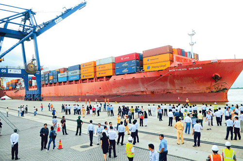 Lãnh đạo Chính phủ, Thành ủy và UBND TPHCM nhấn nút khánh thành luồng Soài Rạp giai đoạn 2. Các tàu trọng tải 30.000-50.000DWT dễ dàng ra vào các cảng TPHCM qua luồng Soài Rạp. Tàu container bốc dỡ hàng tại Cảng Lotus. Tàu hút bùn hiện đại Unilenspiegsl nạo vét luồng Soài Rạp. Lễ đón chào tàu container Northern Genius trên 54.000DWT lần đầu tiên vào Cảng SPCT qua luồng Soài Rạp. Nhiều nhà máy được xây dựng bên luồng Soài Rạp. Cảng Tân cảng Hiệp Phước đang được xây dựng bên luồng Soài Rạp. Tàu container trọng 43.000DWT cập Cảng SPCT. Thông luồng Soài Rạp tạo động lực cho TPHCM hình thành các trung tâm logistics.