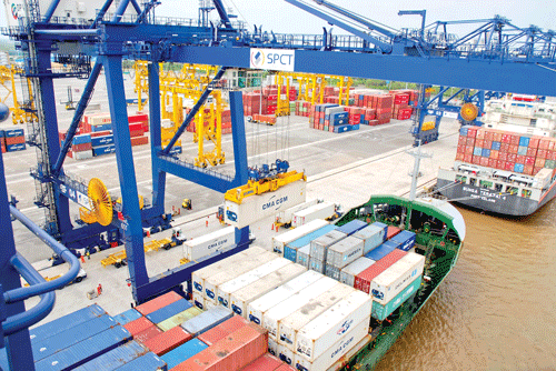 Lãnh đạo Chính phủ, Thành ủy và UBND TPHCM nhấn nút khánh thành luồng Soài Rạp giai đoạn 2. Các tàu trọng tải 30.000-50.000DWT dễ dàng ra vào các cảng TPHCM qua luồng Soài Rạp. Tàu container bốc dỡ hàng tại Cảng Lotus. Tàu hút bùn hiện đại Unilenspiegsl nạo vét luồng Soài Rạp. Lễ đón chào tàu container Northern Genius trên 54.000DWT lần đầu tiên vào Cảng SPCT qua luồng Soài Rạp. Nhiều nhà máy được xây dựng bên luồng Soài Rạp. Cảng Tân cảng Hiệp Phước đang được xây dựng bên luồng Soài Rạp. Tàu container trọng 43.000DWT cập Cảng SPCT. Thông luồng Soài Rạp tạo động lực cho TPHCM hình thành các trung tâm logistics.