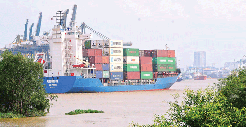 Lãnh đạo Chính phủ, Thành ủy và UBND TPHCM nhấn nút khánh thành luồng Soài Rạp giai đoạn 2. Các tàu trọng tải 30.000-50.000DWT dễ dàng ra vào các cảng TPHCM qua luồng Soài Rạp. Tàu container bốc dỡ hàng tại Cảng Lotus. Tàu hút bùn hiện đại Unilenspiegsl nạo vét luồng Soài Rạp. Lễ đón chào tàu container Northern Genius trên 54.000DWT lần đầu tiên vào Cảng SPCT qua luồng Soài Rạp. Nhiều nhà máy được xây dựng bên luồng Soài Rạp. Cảng Tân cảng Hiệp Phước đang được xây dựng bên luồng Soài Rạp. Tàu container trọng 43.000DWT cập Cảng SPCT. Thông luồng Soài Rạp tạo động lực cho TPHCM hình thành các trung tâm logistics.