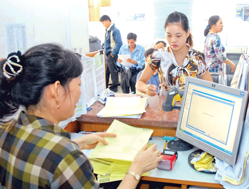 Thủ tục hành chính vẫn là yếu tố rủi ro lớn của DN. Ảnh: CAO THĂNG