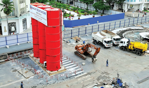 Phó Thủ tướng Hoàng Trung Hải kiểm tra tiến độ thi công cầu cạn VD7 đoạn qua phường An Phú, quận 2. Trụ móng cầu trên cao chạy dọc Xa lộ Hà Nội. Lắp lõi thép đúc trụ bê tông cầu qua rạch Văn Thánh. Thi công móng cầu metro đoạn vượt sông Sài Gòn. Đúc dầm phục vụ thi công công trình. Khoan cột nhồi trụ móng metro đoạn trên cao. Thi công nhà ga trung tâm trước Nhà hát TP. Thi công trụ metro đoạn trên cao qua quận Thủ Đức. Phó Thủ tướng Hoàng Trung Hải kiểm tra tiến độ thi công cầu cạn VD7 đoạn qua phường An Phú, quận 2. Trụ móng cầu trên cao chạy dọc Xa lộ Hà Nội. Lắp lõi thép đúc trụ bê tông cầu qua rạch Văn Thánh. Thi công móng cầu metro đoạn vượt sông Sài Gòn. Đúc dầm phục vụ thi công công trình. Khoan cột nhồi trụ móng metro đoạn trên cao. Thi công nhà ga trung tâm trước Nhà hát TP. Thi công trụ metro đoạn trên cao qua quận Thủ Đức.