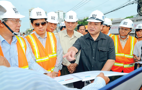 Phó Thủ tướng Hoàng Trung Hải kiểm tra tiến độ thi công cầu cạn VD7 đoạn qua phường An Phú, quận 2. Trụ móng cầu trên cao chạy dọc Xa lộ Hà Nội. Lắp lõi thép đúc trụ bê tông cầu qua rạch Văn Thánh. Thi công móng cầu metro đoạn vượt sông Sài Gòn. Đúc dầm phục vụ thi công công trình. Khoan cột nhồi trụ móng metro đoạn trên cao. Thi công nhà ga trung tâm trước Nhà hát TP. Thi công trụ metro đoạn trên cao qua quận Thủ Đức. Phó Thủ tướng Hoàng Trung Hải kiểm tra tiến độ thi công cầu cạn VD7 đoạn qua phường An Phú, quận 2. Trụ móng cầu trên cao chạy dọc Xa lộ Hà Nội. Lắp lõi thép đúc trụ bê tông cầu qua rạch Văn Thánh. Thi công móng cầu metro đoạn vượt sông Sài Gòn. Đúc dầm phục vụ thi công công trình. Khoan cột nhồi trụ móng metro đoạn trên cao. Thi công nhà ga trung tâm trước Nhà hát TP. Thi công trụ metro đoạn trên cao qua quận Thủ Đức.