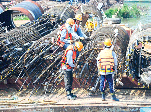 Phó Thủ tướng Hoàng Trung Hải kiểm tra tiến độ thi công cầu cạn VD7 đoạn qua phường An Phú, quận 2. Trụ móng cầu trên cao chạy dọc Xa lộ Hà Nội. Lắp lõi thép đúc trụ bê tông cầu qua rạch Văn Thánh. Thi công móng cầu metro đoạn vượt sông Sài Gòn. Đúc dầm phục vụ thi công công trình. Khoan cột nhồi trụ móng metro đoạn trên cao. Thi công nhà ga trung tâm trước Nhà hát TP. Thi công trụ metro đoạn trên cao qua quận Thủ Đức. Phó Thủ tướng Hoàng Trung Hải kiểm tra tiến độ thi công cầu cạn VD7 đoạn qua phường An Phú, quận 2. Trụ móng cầu trên cao chạy dọc Xa lộ Hà Nội. Lắp lõi thép đúc trụ bê tông cầu qua rạch Văn Thánh. Thi công móng cầu metro đoạn vượt sông Sài Gòn. Đúc dầm phục vụ thi công công trình. Khoan cột nhồi trụ móng metro đoạn trên cao. Thi công nhà ga trung tâm trước Nhà hát TP. Thi công trụ metro đoạn trên cao qua quận Thủ Đức.