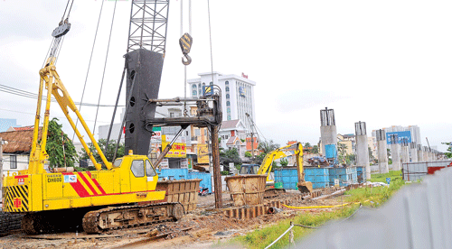 Phó Thủ tướng Hoàng Trung Hải kiểm tra tiến độ thi công cầu cạn VD7 đoạn qua phường An Phú, quận 2. Trụ móng cầu trên cao chạy dọc Xa lộ Hà Nội. Lắp lõi thép đúc trụ bê tông cầu qua rạch Văn Thánh. Thi công móng cầu metro đoạn vượt sông Sài Gòn. Đúc dầm phục vụ thi công công trình. Khoan cột nhồi trụ móng metro đoạn trên cao. Thi công nhà ga trung tâm trước Nhà hát TP. Thi công trụ metro đoạn trên cao qua quận Thủ Đức. Phó Thủ tướng Hoàng Trung Hải kiểm tra tiến độ thi công cầu cạn VD7 đoạn qua phường An Phú, quận 2. Trụ móng cầu trên cao chạy dọc Xa lộ Hà Nội. Lắp lõi thép đúc trụ bê tông cầu qua rạch Văn Thánh. Thi công móng cầu metro đoạn vượt sông Sài Gòn. Đúc dầm phục vụ thi công công trình. Khoan cột nhồi trụ móng metro đoạn trên cao. Thi công nhà ga trung tâm trước Nhà hát TP. Thi công trụ metro đoạn trên cao qua quận Thủ Đức.