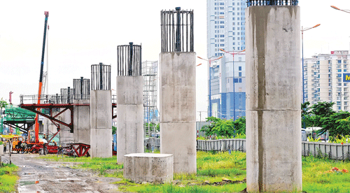 Phó Thủ tướng Hoàng Trung Hải kiểm tra tiến độ thi công cầu cạn VD7 đoạn qua phường An Phú, quận 2. Trụ móng cầu trên cao chạy dọc Xa lộ Hà Nội. Lắp lõi thép đúc trụ bê tông cầu qua rạch Văn Thánh. Thi công móng cầu metro đoạn vượt sông Sài Gòn. Đúc dầm phục vụ thi công công trình. Khoan cột nhồi trụ móng metro đoạn trên cao. Thi công nhà ga trung tâm trước Nhà hát TP. Thi công trụ metro đoạn trên cao qua quận Thủ Đức. Phó Thủ tướng Hoàng Trung Hải kiểm tra tiến độ thi công cầu cạn VD7 đoạn qua phường An Phú, quận 2. Trụ móng cầu trên cao chạy dọc Xa lộ Hà Nội. Lắp lõi thép đúc trụ bê tông cầu qua rạch Văn Thánh. Thi công móng cầu metro đoạn vượt sông Sài Gòn. Đúc dầm phục vụ thi công công trình. Khoan cột nhồi trụ móng metro đoạn trên cao. Thi công nhà ga trung tâm trước Nhà hát TP. Thi công trụ metro đoạn trên cao qua quận Thủ Đức.