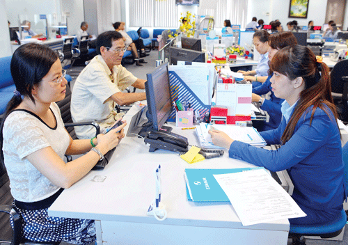 Khách hàng giao dịch tại Eximbank. Ảnh: LONG THANH