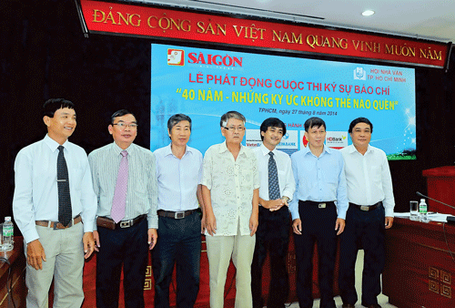 Hội đồng Giám khảo ra mắt các đại biểu.