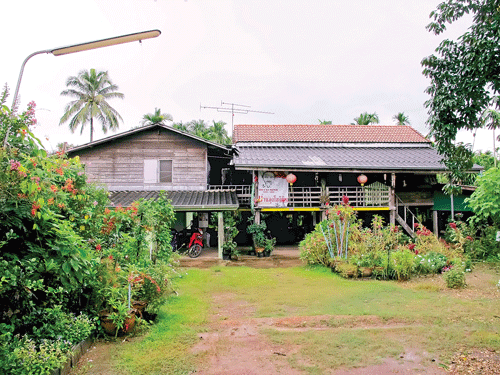 Bàn thờ Bác Hồ tại nhà dân đón du khách, Việt kiều đến bái vọng. Đoàn nhà báo Việt Nam và Thái Lan cùng bà con Việt kiều tại Nhà lưu niệm Chủ tịch Hồ Chí Minh ở tỉnh Udon. Nhà ở, nơi Bác Hồ hoạt động tại Nakhon Phanom. Du khách tìm hiểu nơi sinh sống, làm việc của Bác Hồ tại bản Na Chooc. Hiện vật trưng bày tại Nhà lưu niệm Chủ tịch Hồ Chí Minh. Phục dựng khu nhà ở của Việt kiều, nơi hoạt động của Bác Hồ tại Thái Lan. Cây khế tương truyền do Bác Hồ trồng tại Bản Mạy.