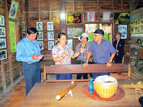 Bàn thờ Bác Hồ tại nhà dân đón du khách, Việt kiều đến bái vọng. Đoàn nhà báo Việt Nam và Thái Lan cùng bà con Việt kiều tại Nhà lưu niệm Chủ tịch Hồ Chí Minh ở tỉnh Udon. Nhà ở, nơi Bác Hồ hoạt động tại Nakhon Phanom. Du khách tìm hiểu nơi sinh sống, làm việc của Bác Hồ tại bản Na Chooc. Hiện vật trưng bày tại Nhà lưu niệm Chủ tịch Hồ Chí Minh. Phục dựng khu nhà ở của Việt kiều, nơi hoạt động của Bác Hồ tại Thái Lan. Cây khế tương truyền do Bác Hồ trồng tại Bản Mạy. Bàn thờ Bác Hồ tại nhà dân đón du khách, Việt kiều đến bái vọng. Đoàn nhà báo Việt Nam và Thái Lan cùng bà con Việt kiều tại Nhà lưu niệm Chủ tịch Hồ Chí Minh ở tỉnh Udon. Nhà ở, nơi Bác Hồ hoạt động tại Nakhon Phanom. Du khách tìm hiểu nơi sinh sống, làm việc của Bác Hồ tại bản Na Chooc. Hiện vật trưng bày tại Nhà lưu niệm Chủ tịch Hồ Chí Minh. Phục dựng khu nhà ở của Việt kiều, nơi hoạt động của Bác Hồ tại Thái Lan. Cây khế tương truyền do Bác Hồ trồng tại Bản Mạy.