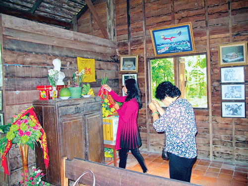 Bàn thờ Bác Hồ tại nhà dân đón du khách, Việt kiều đến bái vọng. Đoàn nhà báo Việt Nam và Thái Lan cùng bà con Việt kiều tại Nhà lưu niệm Chủ tịch Hồ Chí Minh ở tỉnh Udon. Nhà ở, nơi Bác Hồ hoạt động tại Nakhon Phanom. Du khách tìm hiểu nơi sinh sống, làm việc của Bác Hồ tại bản Na Chooc. Hiện vật trưng bày tại Nhà lưu niệm Chủ tịch Hồ Chí Minh. Phục dựng khu nhà ở của Việt kiều, nơi hoạt động của Bác Hồ tại Thái Lan. Cây khế tương truyền do Bác Hồ trồng tại Bản Mạy. Bàn thờ Bác Hồ tại nhà dân đón du khách, Việt kiều đến bái vọng. Đoàn nhà báo Việt Nam và Thái Lan cùng bà con Việt kiều tại Nhà lưu niệm Chủ tịch Hồ Chí Minh ở tỉnh Udon. Nhà ở, nơi Bác Hồ hoạt động tại Nakhon Phanom. Du khách tìm hiểu nơi sinh sống, làm việc của Bác Hồ tại bản Na Chooc. Hiện vật trưng bày tại Nhà lưu niệm Chủ tịch Hồ Chí Minh. Phục dựng khu nhà ở của Việt kiều, nơi hoạt động của Bác Hồ tại Thái Lan. Cây khế tương truyền do Bác Hồ trồng tại Bản Mạy.