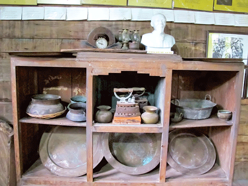 Bàn thờ Bác Hồ tại nhà dân đón du khách, Việt kiều đến bái vọng. Đoàn nhà báo Việt Nam và Thái Lan cùng bà con Việt kiều tại Nhà lưu niệm Chủ tịch Hồ Chí Minh ở tỉnh Udon. Nhà ở, nơi Bác Hồ hoạt động tại Nakhon Phanom. Du khách tìm hiểu nơi sinh sống, làm việc của Bác Hồ tại bản Na Chooc. Hiện vật trưng bày tại Nhà lưu niệm Chủ tịch Hồ Chí Minh. Phục dựng khu nhà ở của Việt kiều, nơi hoạt động của Bác Hồ tại Thái Lan. Cây khế tương truyền do Bác Hồ trồng tại Bản Mạy. Bàn thờ Bác Hồ tại nhà dân đón du khách, Việt kiều đến bái vọng. Đoàn nhà báo Việt Nam và Thái Lan cùng bà con Việt kiều tại Nhà lưu niệm Chủ tịch Hồ Chí Minh ở tỉnh Udon. Nhà ở, nơi Bác Hồ hoạt động tại Nakhon Phanom. Du khách tìm hiểu nơi sinh sống, làm việc của Bác Hồ tại bản Na Chooc. Hiện vật trưng bày tại Nhà lưu niệm Chủ tịch Hồ Chí Minh. Phục dựng khu nhà ở của Việt kiều, nơi hoạt động của Bác Hồ tại Thái Lan. Cây khế tương truyền do Bác Hồ trồng tại Bản Mạy.