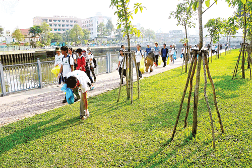 Dòng kênh xanh nhìn từ Cầu Kiệu quận 3 (năm 2013). Nhà ven kênh khu Bùi Hữu Nghĩa, quận Bình Thạnh (năm 2004). Thi công cải tạo dòng kênh tại Miếu Nổi, quận Phú Nhuận (năm 2009). Thi công nạo vét bùn dưới dòng kênh (năm 2004). Dòng kênh dần hồi sinh (năm 2010). Người dân TPHCM tận hưởng môi trường xanh bên dòng kênh vào những buổi sáng (năm 2013). Các đoàn viên thanh niên quận 1 trong ngày chủ nhật xanh. Nhân viên môi trường ngược xuôi gom rác trên dòng kênh. Dòng kênh xanh nhìn từ Cầu Kiệu quận 3 (năm 2013). Nhà ven kênh khu Bùi Hữu Nghĩa, quận Bình Thạnh (năm 2004). Thi công cải tạo dòng kênh tại Miếu Nổi, quận Phú Nhuận (năm 2009). Thi công nạo vét bùn dưới dòng kênh (năm 2004). Dòng kênh dần hồi sinh (năm 2010). Người dân TPHCM tận hưởng môi trường xanh bên dòng kênh vào những buổi sáng (năm 2013). Các đoàn viên thanh niên quận 1 trong ngày chủ nhật xanh. Nhân viên môi trường ngược xuôi gom rác trên dòng kênh.