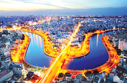 Dòng kênh xanh nhìn từ Cầu Kiệu quận 3 (năm 2013). Nhà ven kênh khu Bùi Hữu Nghĩa, quận Bình Thạnh (năm 2004). Thi công cải tạo dòng kênh tại Miếu Nổi, quận Phú Nhuận (năm 2009). Thi công nạo vét bùn dưới dòng kênh (năm 2004). Dòng kênh dần hồi sinh (năm 2010). Người dân TPHCM tận hưởng môi trường xanh bên dòng kênh vào những buổi sáng (năm 2013). Các đoàn viên thanh niên quận 1 trong ngày chủ nhật xanh. Nhân viên môi trường ngược xuôi gom rác trên dòng kênh. Dòng kênh xanh nhìn từ Cầu Kiệu quận 3 (năm 2013). Nhà ven kênh khu Bùi Hữu Nghĩa, quận Bình Thạnh (năm 2004). Thi công cải tạo dòng kênh tại Miếu Nổi, quận Phú Nhuận (năm 2009). Thi công nạo vét bùn dưới dòng kênh (năm 2004). Dòng kênh dần hồi sinh (năm 2010). Người dân TPHCM tận hưởng môi trường xanh bên dòng kênh vào những buổi sáng (năm 2013). Các đoàn viên thanh niên quận 1 trong ngày chủ nhật xanh. Nhân viên môi trường ngược xuôi gom rác trên dòng kênh.