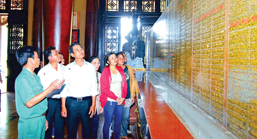 Hàng ngày, Đền Bến Dược đón tiếp các tầng lớp Nhân dân đến thăm quan, tri ân các liệt sĩ. Vườn lan Huyền Thoại xã An Nhơn Tây. Hạ tầng giao thông khang trang của thị trấn Củ Chi. Kênh thủy lợi Cầu Máng. Máy chụp MR tại bệnh viện Đa khoa Củ Chi. Trại bò sữa của chú Sáu Lê xã Phú Hòa Đông. Lớp học vi tính tại Trường PTCS An Phú 1. Dây chuyền sản xuất hiện đại Nhà máy Unilever trong KCN Tây Bắc Củ Chi. Sản xuất bánh tráng xuất khẩu tại Doanh nghiệp Duy Anh. Hàng ngày, Đền Bến Dược đón tiếp các tầng lớp Nhân dân đến thăm quan, tri ân các liệt sĩ. Vườn lan Huyền Thoại xã An Nhơn Tây. Hạ tầng giao thông khang trang của thị trấn Củ Chi. Kênh thủy lợi Cầu Máng. Máy chụp MR tại bệnh viện Đa khoa Củ Chi. Trại bò sữa của chú Sáu Lê xã Phú Hòa Đông. Lớp học vi tính tại Trường PTCS An Phú 1. Dây chuyền sản xuất hiện đại Nhà máy Unilever trong KCN Tây Bắc Củ Chi. Sản xuất bánh tráng xuất khẩu tại Doanh nghiệp Duy Anh.