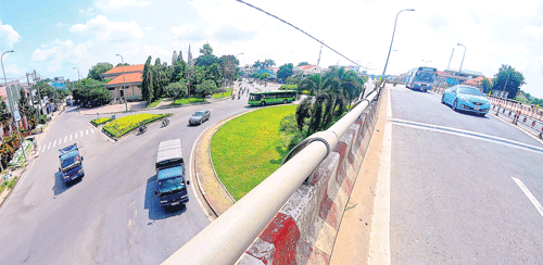 Hàng ngày, Đền Bến Dược đón tiếp các tầng lớp Nhân dân đến thăm quan, tri ân các liệt sĩ. Vườn lan Huyền Thoại xã An Nhơn Tây. Hạ tầng giao thông khang trang của thị trấn Củ Chi. Kênh thủy lợi Cầu Máng. Máy chụp MR tại bệnh viện Đa khoa Củ Chi. Trại bò sữa của chú Sáu Lê xã Phú Hòa Đông. Lớp học vi tính tại Trường PTCS An Phú 1. Dây chuyền sản xuất hiện đại Nhà máy Unilever trong KCN Tây Bắc Củ Chi. Sản xuất bánh tráng xuất khẩu tại Doanh nghiệp Duy Anh. Hàng ngày, Đền Bến Dược đón tiếp các tầng lớp Nhân dân đến thăm quan, tri ân các liệt sĩ. Vườn lan Huyền Thoại xã An Nhơn Tây. Hạ tầng giao thông khang trang của thị trấn Củ Chi. Kênh thủy lợi Cầu Máng. Máy chụp MR tại bệnh viện Đa khoa Củ Chi. Trại bò sữa của chú Sáu Lê xã Phú Hòa Đông. Lớp học vi tính tại Trường PTCS An Phú 1. Dây chuyền sản xuất hiện đại Nhà máy Unilever trong KCN Tây Bắc Củ Chi. Sản xuất bánh tráng xuất khẩu tại Doanh nghiệp Duy Anh.