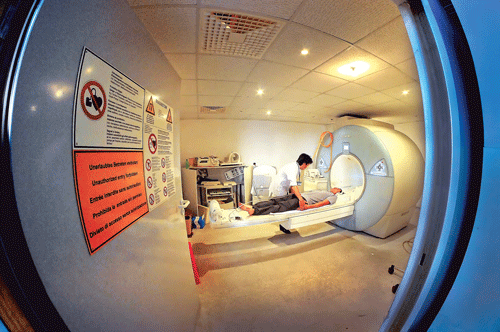 Hàng ngày, Đền Bến Dược đón tiếp các tầng lớp Nhân dân đến thăm quan, tri ân các liệt sĩ. Vườn lan Huyền Thoại xã An Nhơn Tây. Hạ tầng giao thông khang trang của thị trấn Củ Chi. Kênh thủy lợi Cầu Máng. Máy chụp MR tại bệnh viện Đa khoa Củ Chi. Trại bò sữa của chú Sáu Lê xã Phú Hòa Đông. Lớp học vi tính tại Trường PTCS An Phú 1. Dây chuyền sản xuất hiện đại Nhà máy Unilever trong KCN Tây Bắc Củ Chi. Sản xuất bánh tráng xuất khẩu tại Doanh nghiệp Duy Anh. Hàng ngày, Đền Bến Dược đón tiếp các tầng lớp Nhân dân đến thăm quan, tri ân các liệt sĩ. Vườn lan Huyền Thoại xã An Nhơn Tây. Hạ tầng giao thông khang trang của thị trấn Củ Chi. Kênh thủy lợi Cầu Máng. Máy chụp MR tại bệnh viện Đa khoa Củ Chi. Trại bò sữa của chú Sáu Lê xã Phú Hòa Đông. Lớp học vi tính tại Trường PTCS An Phú 1. Dây chuyền sản xuất hiện đại Nhà máy Unilever trong KCN Tây Bắc Củ Chi. Sản xuất bánh tráng xuất khẩu tại Doanh nghiệp Duy Anh.