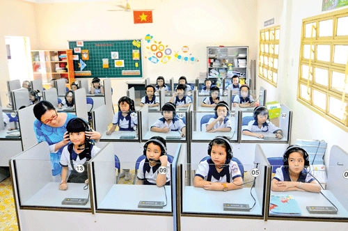 Hàng ngày, Đền Bến Dược đón tiếp các tầng lớp Nhân dân đến thăm quan, tri ân các liệt sĩ. Vườn lan Huyền Thoại xã An Nhơn Tây. Hạ tầng giao thông khang trang của thị trấn Củ Chi. Kênh thủy lợi Cầu Máng. Máy chụp MR tại bệnh viện Đa khoa Củ Chi. Trại bò sữa của chú Sáu Lê xã Phú Hòa Đông. Lớp học vi tính tại Trường PTCS An Phú 1. Dây chuyền sản xuất hiện đại Nhà máy Unilever trong KCN Tây Bắc Củ Chi. Sản xuất bánh tráng xuất khẩu tại Doanh nghiệp Duy Anh. Hàng ngày, Đền Bến Dược đón tiếp các tầng lớp Nhân dân đến thăm quan, tri ân các liệt sĩ. Vườn lan Huyền Thoại xã An Nhơn Tây. Hạ tầng giao thông khang trang của thị trấn Củ Chi. Kênh thủy lợi Cầu Máng. Máy chụp MR tại bệnh viện Đa khoa Củ Chi. Trại bò sữa của chú Sáu Lê xã Phú Hòa Đông. Lớp học vi tính tại Trường PTCS An Phú 1. Dây chuyền sản xuất hiện đại Nhà máy Unilever trong KCN Tây Bắc Củ Chi. Sản xuất bánh tráng xuất khẩu tại Doanh nghiệp Duy Anh.