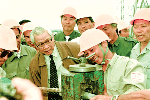 Thủ tướng Võ Văn Kiệt, kiểm tra công trường và thăm anh em công nhân. Ảnh: Hồng Long Lễ khởi công siêu dự án đường dây 500kV Bắc Nam. Ảnh: Công Bình Niềm vui của công nhân khi nhận được thư của gia đình, người thân. Ảnh: Công Bình Tháo dỡ và kiểm tra thiết bị trước khi đưa vào thi công. Ảnh: Hồng Long Trong điều kiện đất nước vẫn ngổn ngang khó khăn, việc thi công đường dây vẫn chủ yếu dựa vào sức người. Ảnh: Hồng Long Sử dụng trực thăng để khắc phục sự cố xảy ra trong thi công. Ảnh: Hồng Long Thi công tuyến 500kV qua miền Trung: Ảnh: Hồng Long Bảo trì, sửa chữa để đảm bảo đường dây luôn thông suốt. Ảnh: Hà Minh Đúng vị trí này 20 năm trước, đường dây 500kV Bắc Nam chính thức được bấm nút thông tuyến tại Trạm 500kV Đà Nẵng. Ảnh: Hà Minh Thủ tướng Võ Văn Kiệt, kiểm tra công trường và thăm anh em công nhân. Ảnh: Hồng Long Lễ khởi công siêu dự án đường dây 500kV Bắc Nam. Ảnh: Công Bình Niềm vui của công nhân khi nhận được thư của gia đình, người thân. Ảnh: Công Bình Tháo dỡ và kiểm tra thiết bị trước khi đưa vào thi công. Ảnh: Hồng Long Trong điều kiện đất nước vẫn ngổn ngang khó khăn, việc thi công đường dây vẫn chủ yếu dựa vào sức người. Ảnh: Hồng Long Sử dụng trực thăng để khắc phục sự cố xảy ra trong thi công. Ảnh: Hồng Long Thi công tuyến 500kV qua miền Trung: Ảnh: Hồng Long Bảo trì, sửa chữa để đảm bảo đường dây luôn thông suốt. Ảnh: Hà Minh Đúng vị trí này 20 năm trước, đường dây 500kV Bắc Nam chính thức được bấm nút thông tuyến tại Trạm 500kV Đà Nẵng. Ảnh: Hà Minh