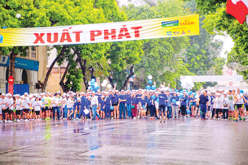 Nhiều vận động viên, người nước ngoài tham gia giải chạy báo Hà Nội mới. Giải chạy báo Hà Nội mới mở rộng lần thứ 41 - Vì hòa bình 2014 tại Hồ Hoàn Kiếm, Hà Nội. Nhiều nhân viên ACB cùng người thân tại khu vực Hà Nội tham gia giải chạy “Vì hòa bình”. 300 cán bộ nhân viên ACB tham gia chương trình thể hiện tinh thần gắn kết của người ACB với cộng đồng. ACB là đơn vị đồng hành cùng giải chạy báo Hà Nội mới lần thứ 41.