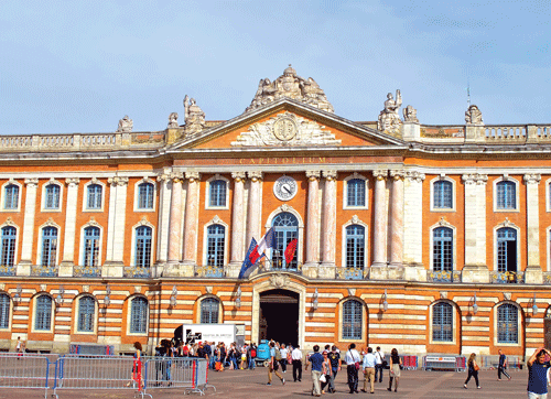 Một góc Toulouse nằm bên bờ sông Garonne. Quán hàng di động. Quảng trường Capitol, kiến trúc với gạch hồng đặc trưng xây từ thế kỷ 16, nơi không du khách nào bỏ lỡ cơ hội tham quan. Thư giãn dưới nắng thu. Một khu phố với kiến trúc đặc trưng Toulouse. Cầu mới (Pont-Neuf), địa danh lịch sử nối 2 bờ Thành phố Hồng. Tượng cổ tại bảo tàng Bemberg và ngoài công viên. Một góc Toulouse nằm bên bờ sông Garonne. Quán hàng di động. Quảng trường Capitol, kiến trúc với gạch hồng đặc trưng xây từ thế kỷ 16, nơi không du khách nào bỏ lỡ cơ hội tham quan. Thư giãn dưới nắng thu. Một khu phố với kiến trúc đặc trưng Toulouse. Cầu mới (Pont-Neuf), địa danh lịch sử nối 2 bờ Thành phố Hồng. Tượng cổ tại bảo tàng Bemberg và ngoài công viên.